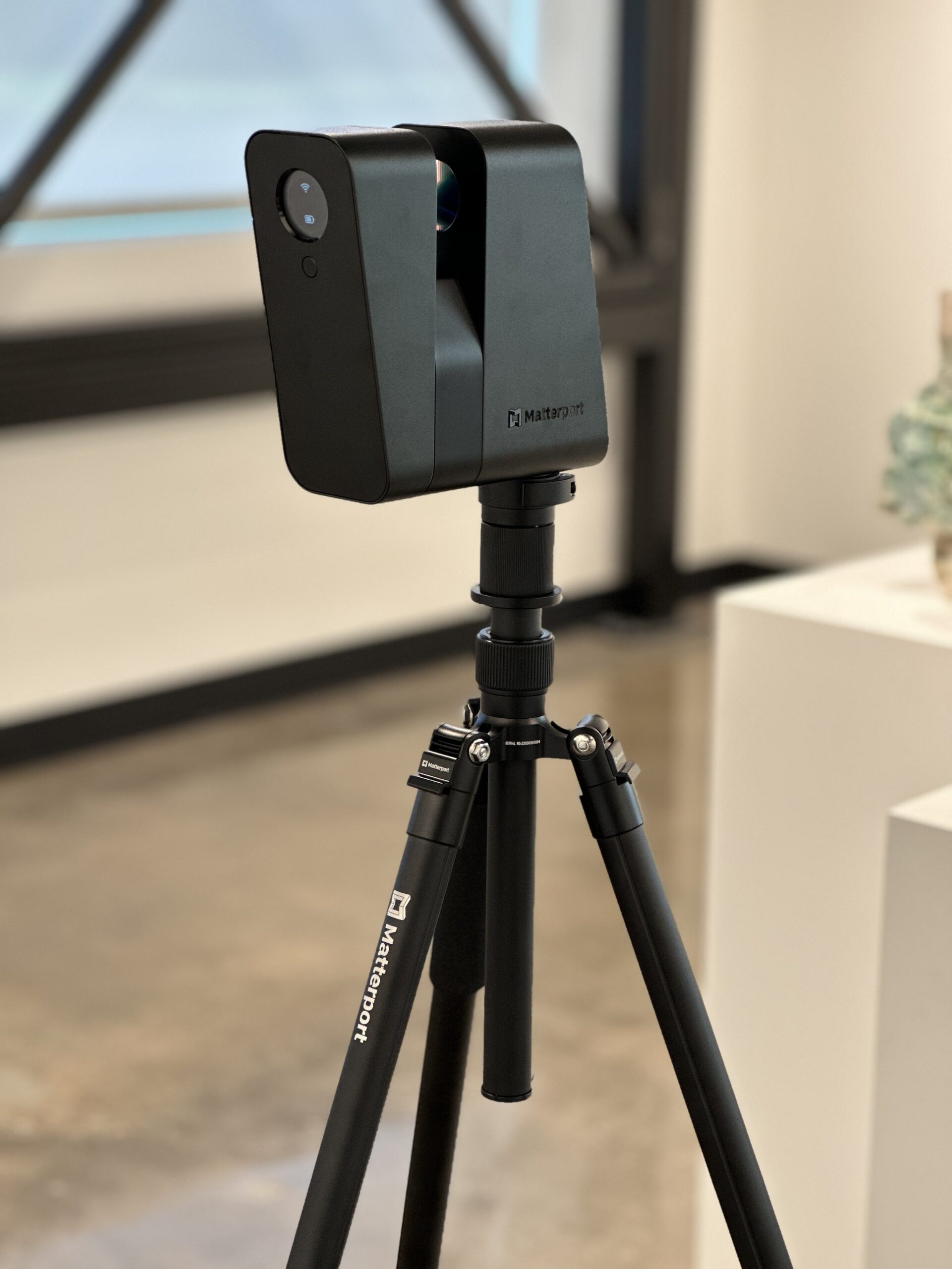 Matterport-kamera på stativ opstillet til indendørs 3D-scanning