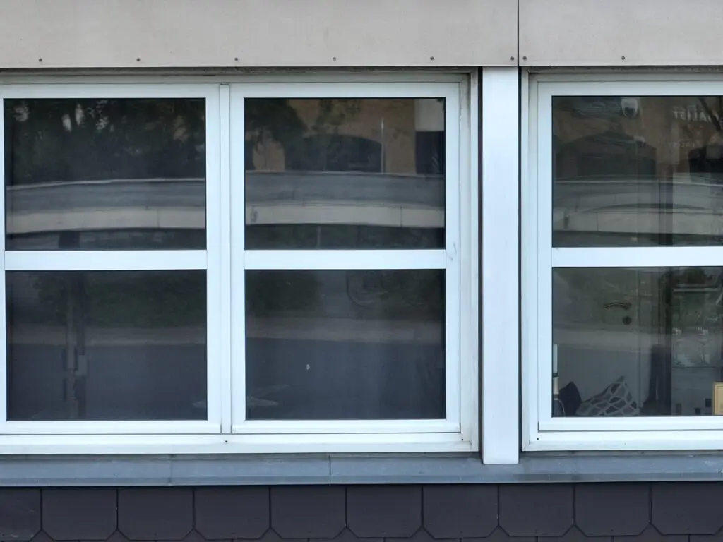 Fuge og sålbænk omkring vinduesparti på etageejendom, fotograferet med drone